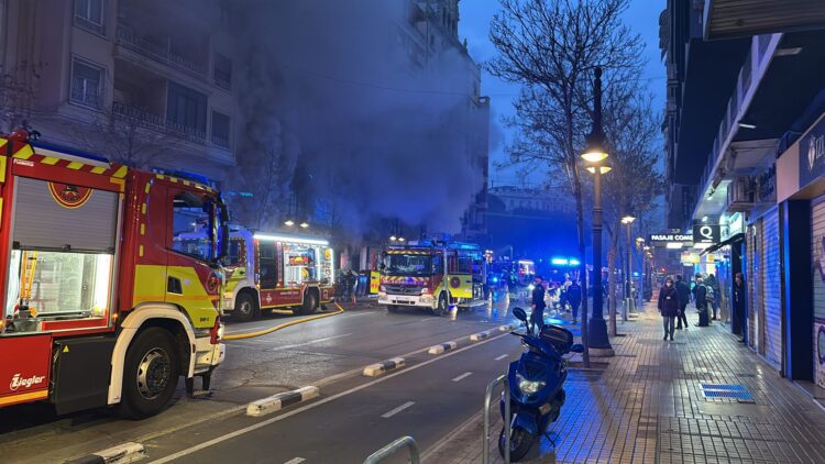32 desalojados y 18 personas atendidas por humo en el incendio del Bingo Mediterráneo junto a la Plaza de España
