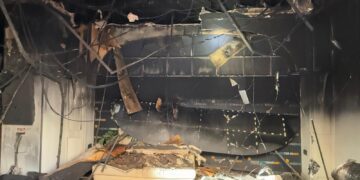 31 vecinos pasarán la noche en hoteles tras extinguir el incendio del Bingo del centro de Valencia