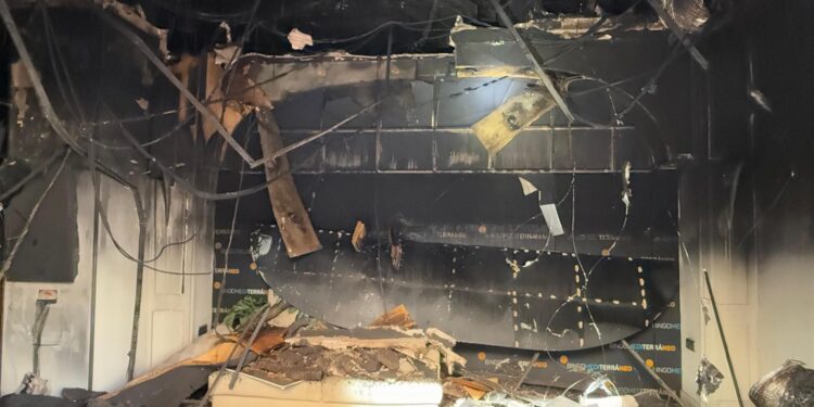 31 vecinos pasarán la noche en hoteles tras extinguir el incendio del Bingo del centro de Valencia