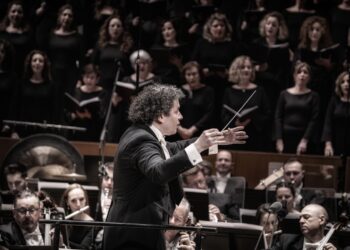 Gran respuesta de los valencianos al concierto de Dudamel 2 El Palau y la Federación de Bandas recaudan 70.000 euros que serán destinados a las bandas afectadas por la dana