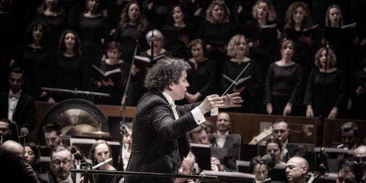 Gran respuesta de los valencianos al concierto de Dudamel 1 El Palau y la Federación de Bandas recaudan 70.000 euros que serán destinados a las bandas afectadas por la dana