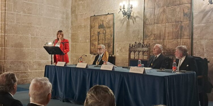 Maria José Catalá hoy se pone su traje de "valencianista" mientras prosigue con el catalanismo en el Ajuntament de Valencia