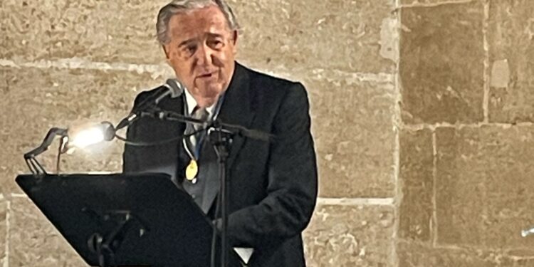 El nou Decà de la RACV repta a la AVL a un debat obert, públic i científic sobre l'Idioma Valencià 1 El nou Decà de la RACV repta a la AVL a un debat obert, públic i científic sobre l'Idioma Valencià