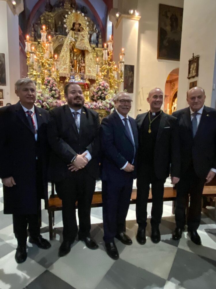 La Mare de Deu dels Desamparats procesiona a costal 5 horas por las calles del centro de Sevilla