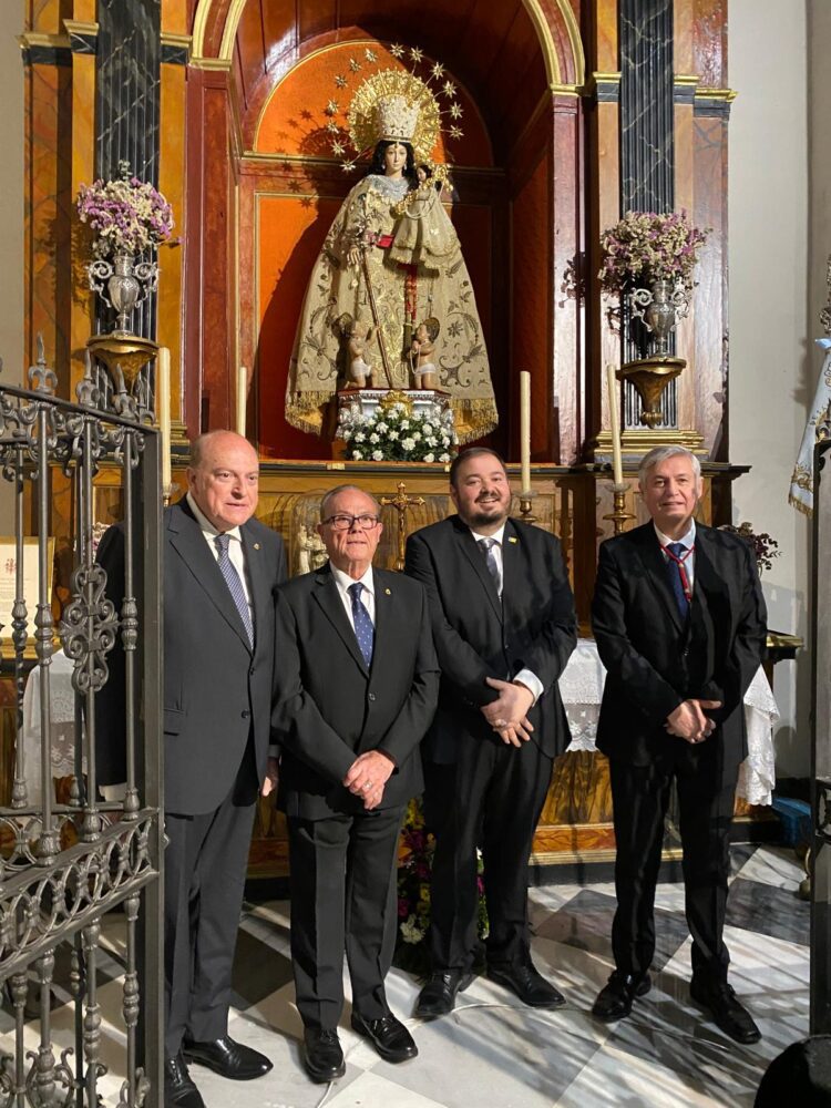 La Mare de Deu dels Desamparats procesiona a costal 5 horas por las calles del centro de Sevilla