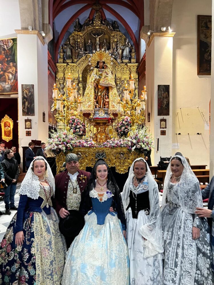 La Mare de Deu dels Desamparats procesiona a costal 5 horas por las calles del centro de Sevilla
