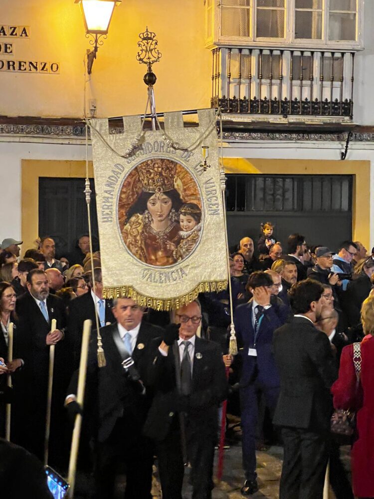 La Mare de Deu dels Desamparats procesiona a costal 5 horas por las calles del centro de Sevilla