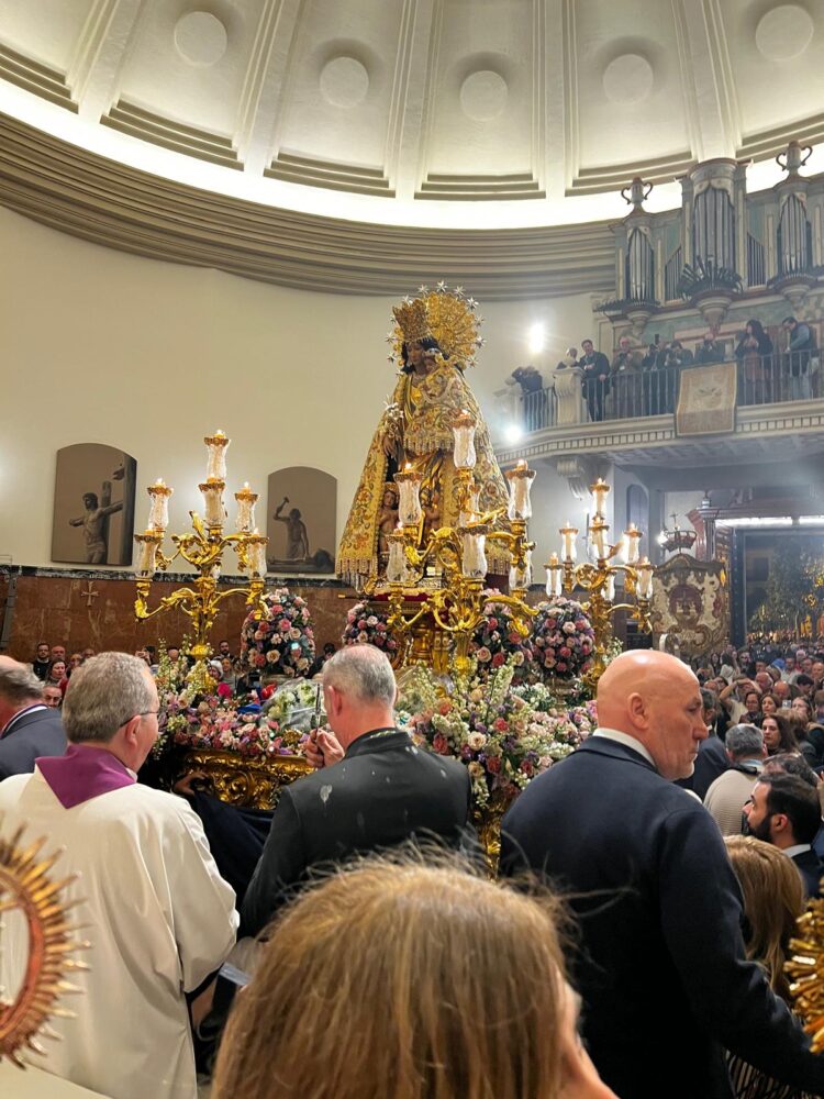 La Mare de Deu dels Desamparats procesiona a costal 5 horas por las calles del centro de Sevilla
