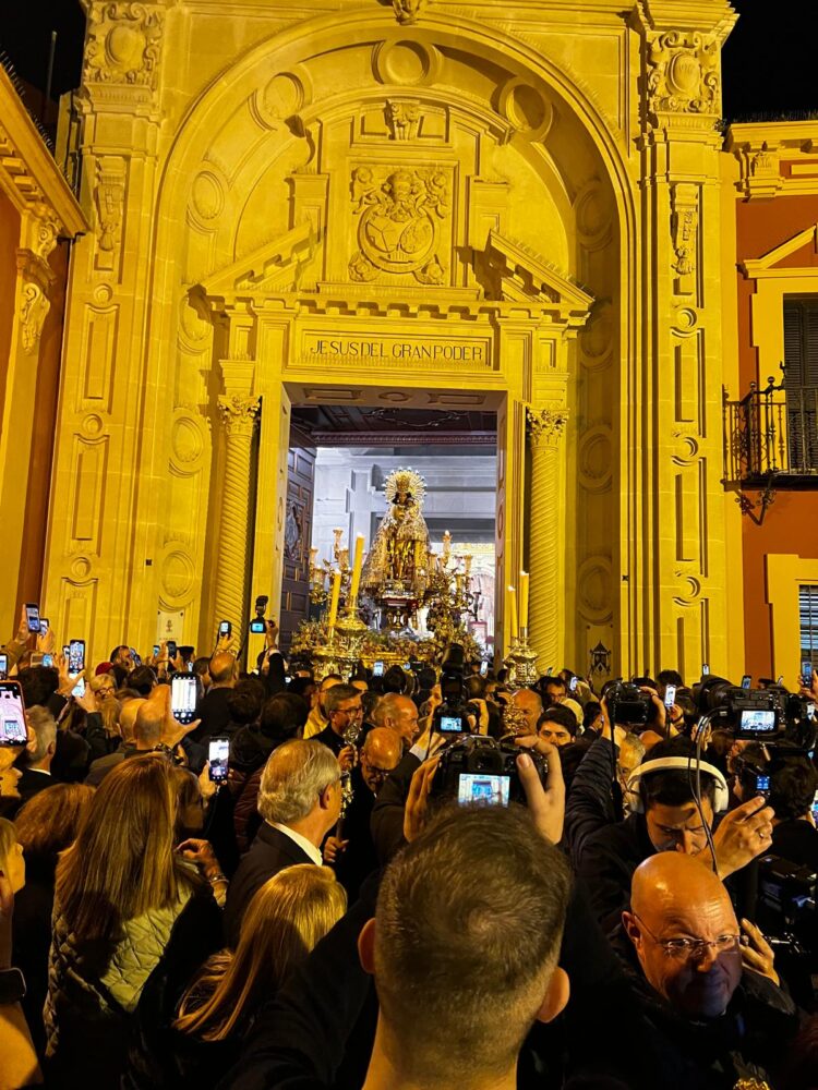 La Mare de Deu dels Desamparats procesiona a costal 5 horas por las calles del centro de Sevilla