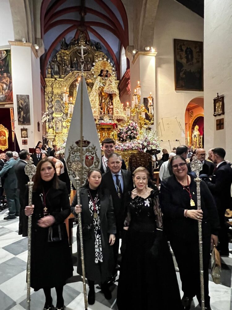 La Mare de Deu dels Desamparats procesiona a costal 5 horas por las calles del centro de Sevilla