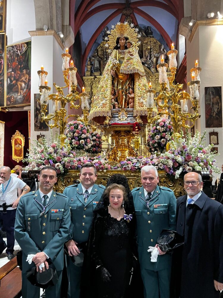La Mare de Deu dels Desamparats procesiona a costal 5 horas por las calles del centro de Sevilla