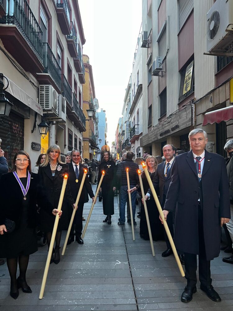 La Mare de Deu dels Desamparats procesiona a costal 5 horas por las calles del centro de Sevilla