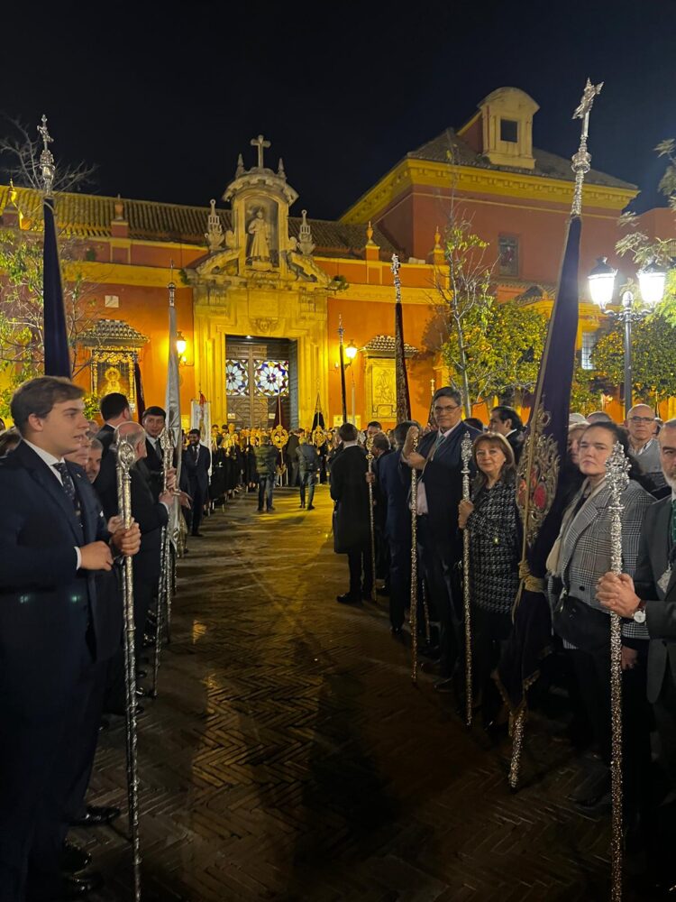 La Mare de Deu dels Desamparats procesiona a costal 5 horas por las calles del centro de Sevilla