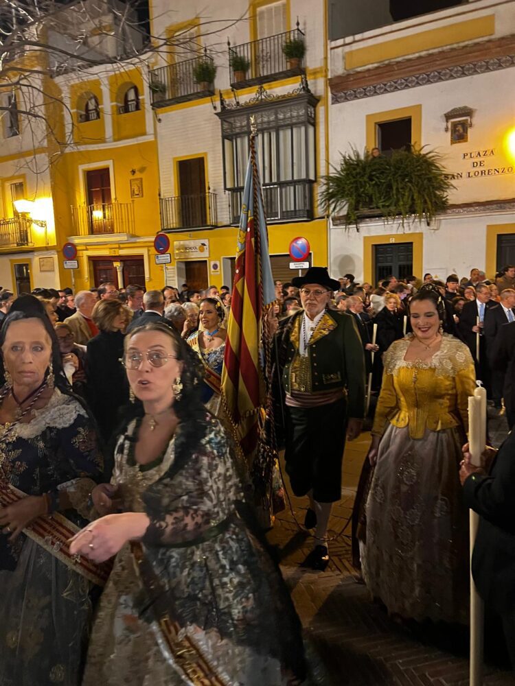 La Mare de Deu dels Desamparats procesiona a costal 5 horas por las calles del centro de Sevilla