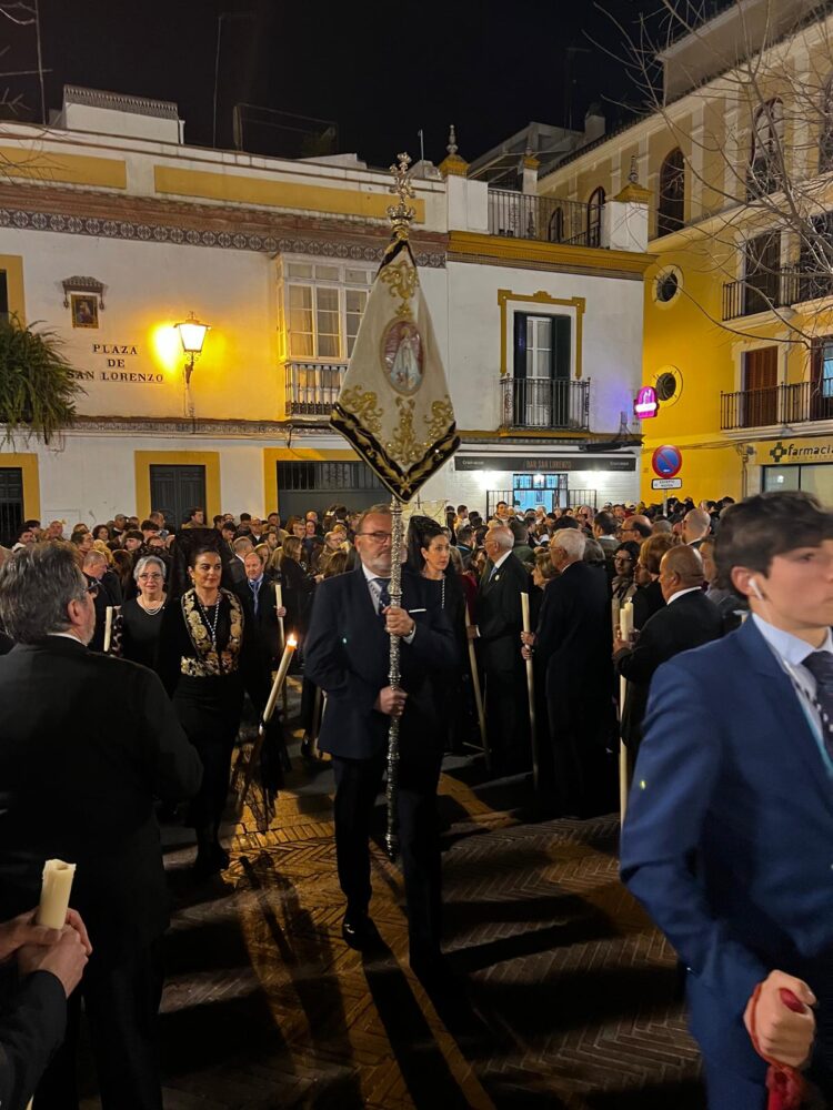 La Mare de Deu dels Desamparats procesiona a costal 5 horas por las calles del centro de Sevilla