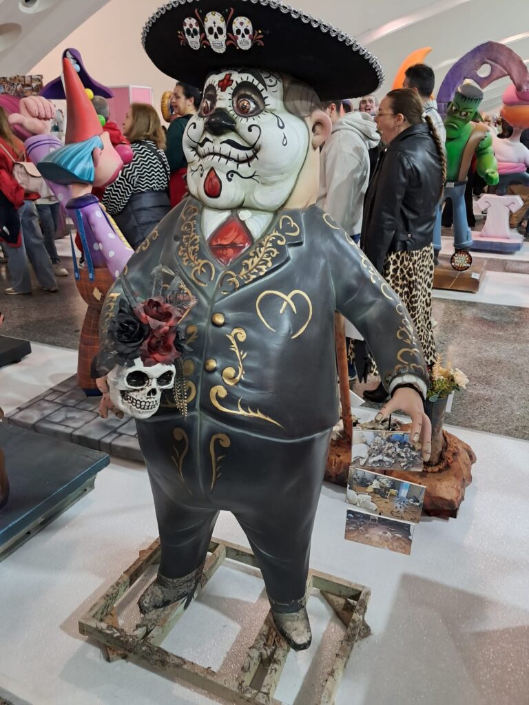 Los ninots de la Exposició del Ninot reflejan la #DANA y enfatizan la solidaridad del Pueblo frente a la inmoralidad de los políticos 2 WhatsApp Image 2025 02 16 at 18.53.131