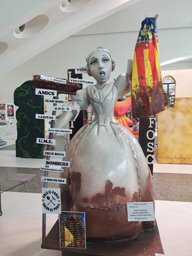 Los ninots de la Exposició del Ninot reflejan la #DANA y enfatizan la solidaridad del Pueblo frente a la inmoralidad de los políticos 15 WhatsApp Image 2025 02 16 at 19.04.30