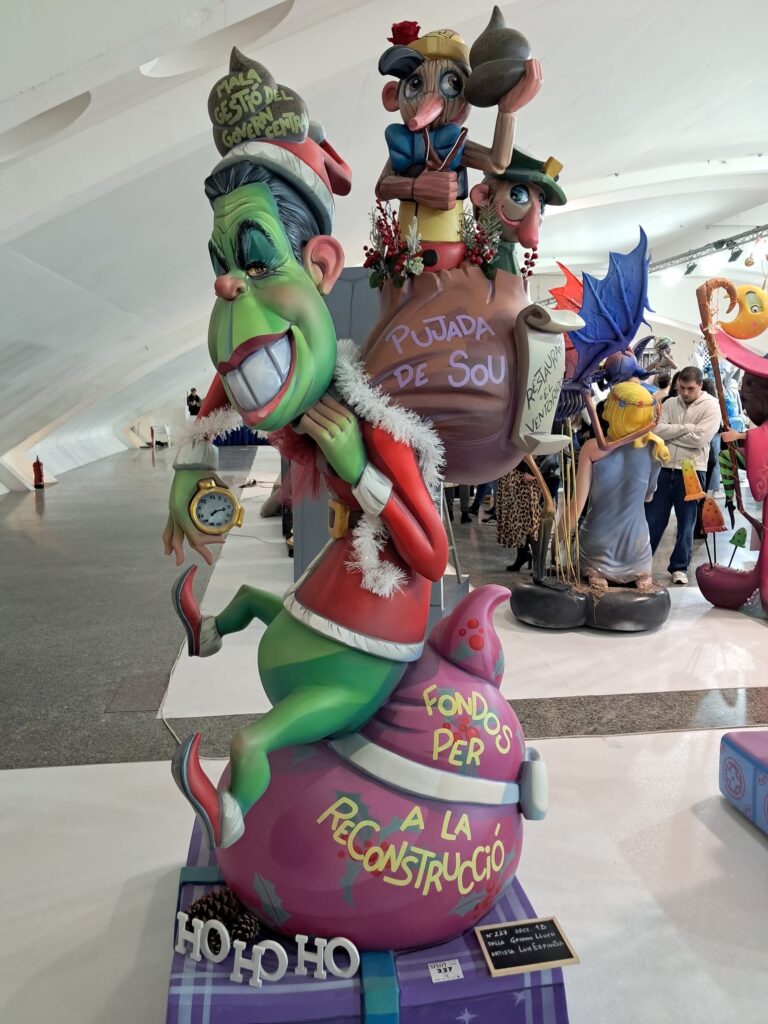 Los ninots de la Exposició del Ninot reflejan la #DANA y enfatizan la solidaridad del Pueblo frente a la inmoralidad de los políticos 11 WhatsApp Image 2025 02 16 at 19.04.32