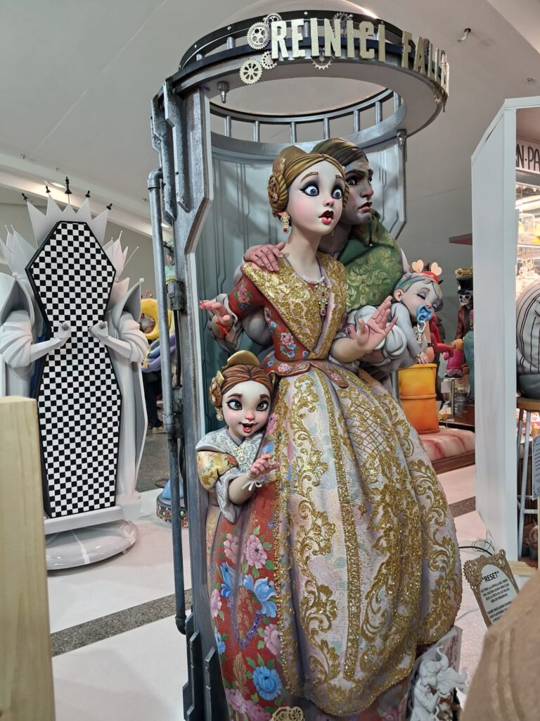 Los ninots de la Exposició del Ninot reflejan la #DANA y enfatizan la solidaridad del Pueblo frente a la inmoralidad de los políticos 20 WhatsApp Image 2025 02 16 at 19.04.33