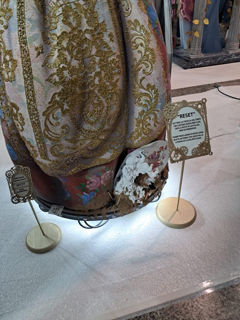 Los ninots de la Exposició del Ninot reflejan la #DANA y enfatizan la solidaridad del Pueblo frente a la inmoralidad de los políticos 19 WhatsApp Image 2025 02 16 at 19.04.331