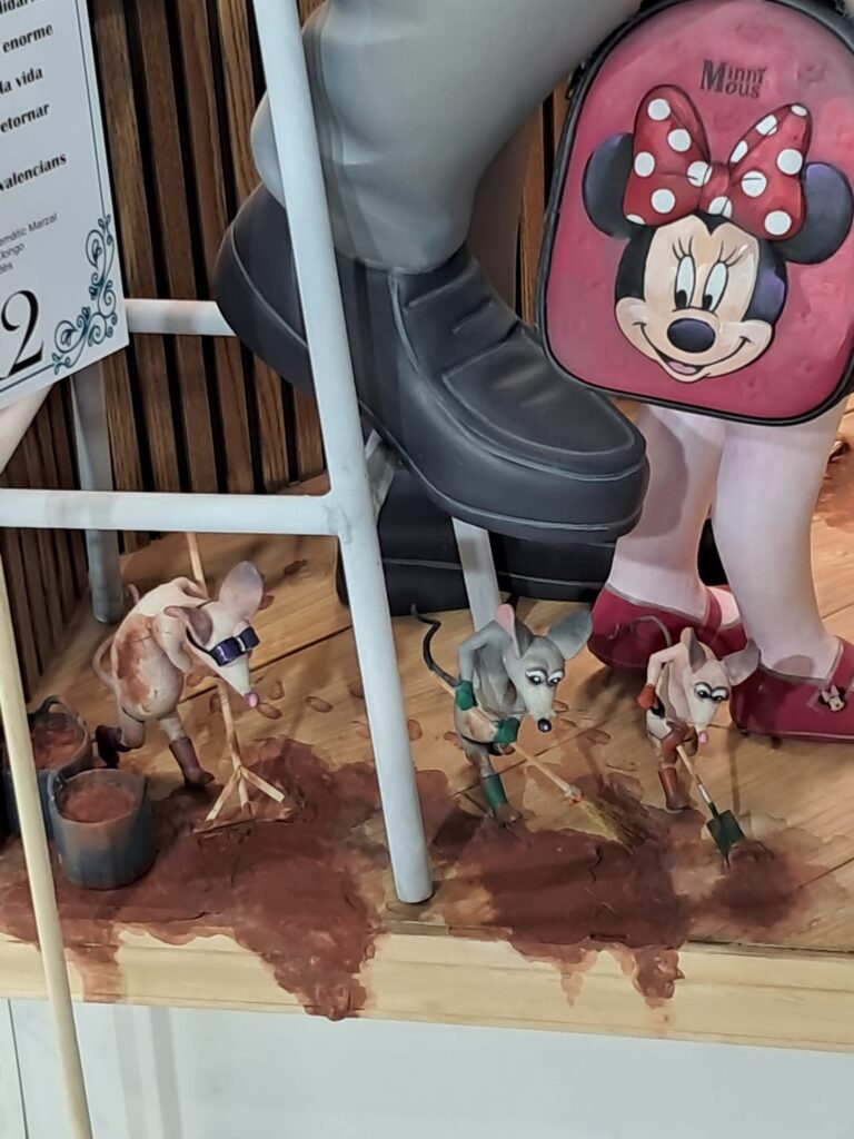 Los ninots de la Exposició del Ninot reflejan la #DANA y enfatizan la solidaridad del Pueblo frente a la inmoralidad de los políticos 18 WhatsApp Image 2025 02 16 at 19.04.341