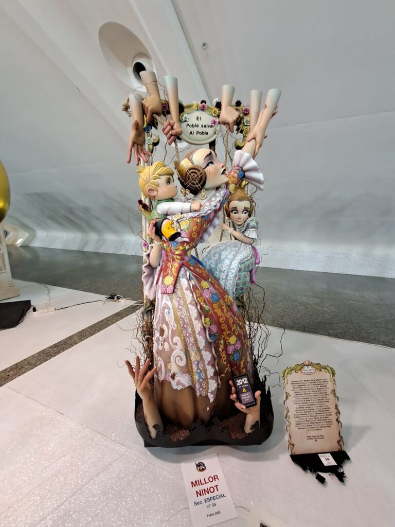 Los ninots de la Exposició del Ninot reflejan la #DANA y enfatizan la solidaridad del Pueblo frente a la inmoralidad de los políticos 14 WhatsApp Image 2025 02 16 at 19.04.351