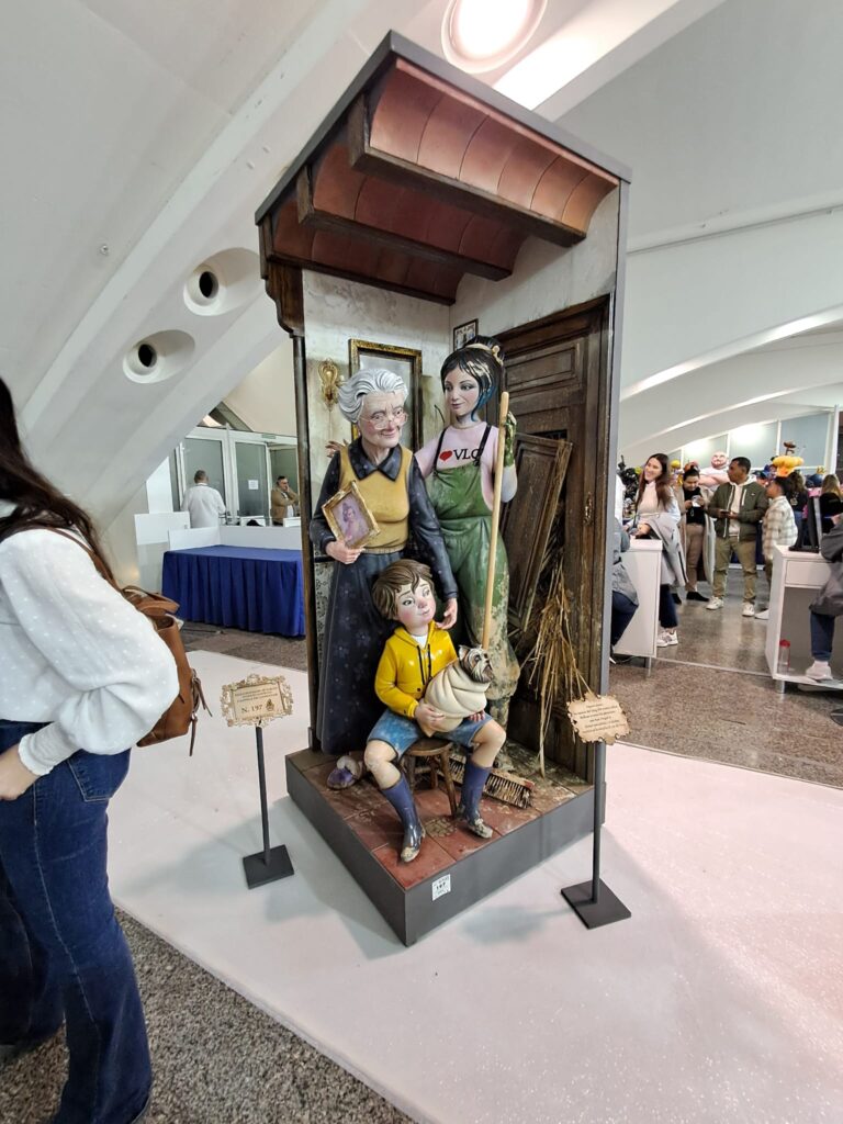 Los ninots de la Exposició del Ninot reflejan la #DANA y enfatizan la solidaridad del Pueblo frente a la inmoralidad de los políticos 13 WhatsApp Image 2025 02 16 at 19.04.36
