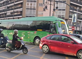 La Comunidad de Madrid retira parte de los autobuses de Valencia tras más de 3 meses ayudando