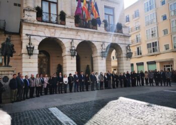 Cientos de personas guardan un minuto de silencio en Gandía por el ex-alcalde y empresario Arturo Torró