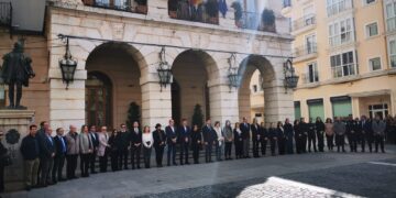 Cientos de personas guardan un minuto de silencio en Gandía por el ex-alcalde y empresario Arturo Torró