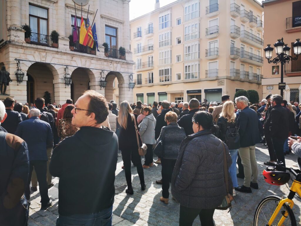 Cientos de personas guardan un minuto de silencio en Gandía por el ex-alcalde y empresario Arturo Torró 3 WhatsApp Image 2025 02 21 at 12.00.471