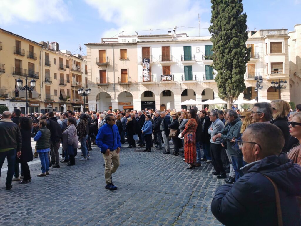 Cientos de personas guardan un minuto de silencio en Gandía por el ex-alcalde y empresario Arturo Torró 2 WhatsApp Image 2025 02 21 at 12.00.48