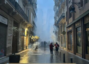 Comienzan las Fallas en Valencia con la macrodespertà de la Cridà pasada por agua