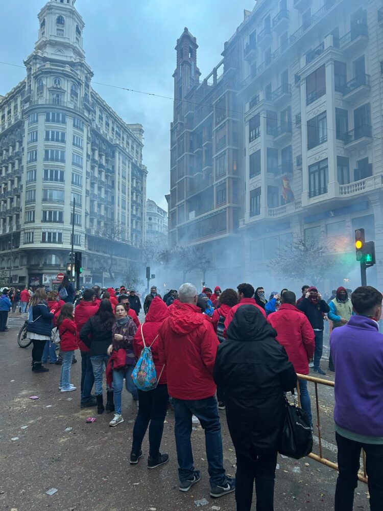 Comienzan las Fallas en Valencia con la macrodespertà de la Cridà pasada por agua