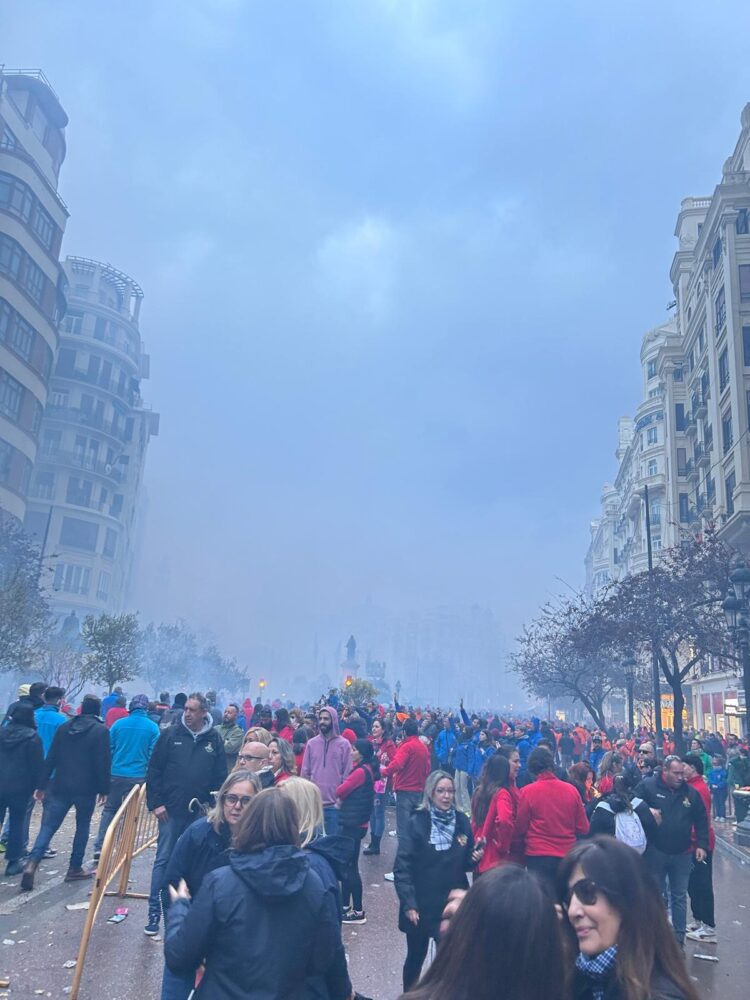 Comienzan las Fallas en Valencia con la macrodespertà de la Cridà pasada por agua