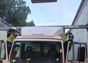 Un camión se queda enganchado en la entrada del túnel de Ángel Guimerá