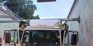 Un camión se queda enganchado en la entrada del túnel de Ángel Guimerá