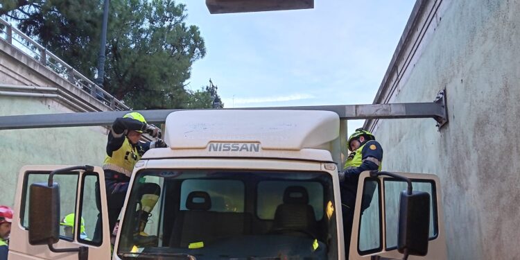 Un camión se queda enganchado en la entrada del túnel de Ángel Guimerá