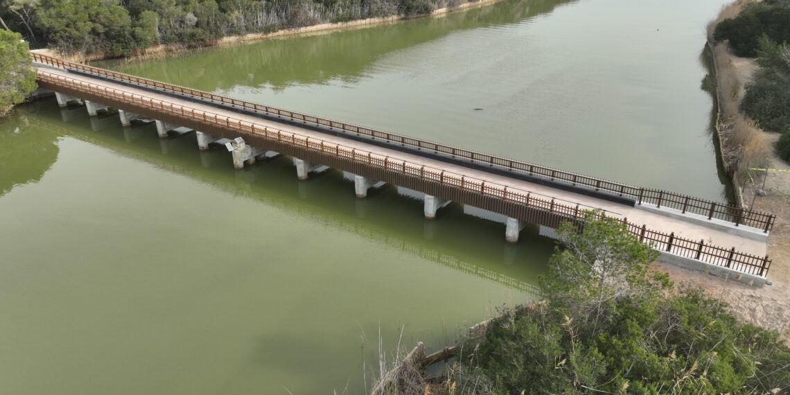 El puente interior de la Gola de Pujol se abre al paso de viandantes y vehículos de emergencia tras su reparación integral