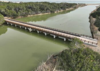 El puente interior de la Gola de Pujol se abre al paso de viandantes y vehículos de emergencia tras su reparación integral