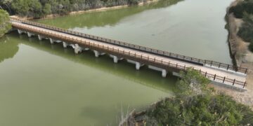 El puente interior de la Gola de Pujol se abre al paso de viandantes y vehículos de emergencia tras su reparación integral