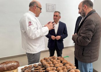 Miguel Barrachina destaca las posibilidades de la harina de algarroba y subraya que la Comunitat Valenciana lidera la producción con 33.000 toneladas anuales de este fruto