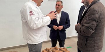 Miguel Barrachina destaca las posibilidades de la harina de algarroba y subraya que la Comunitat Valenciana lidera la producción con 33.000 toneladas anuales de este fruto