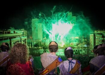 Junta Local Fallera de Torrent desvela los nombres de las Cortes de Honor y Falleras Mayores de 2026 4 Torrent enciende la mecha de las Fallas 2025 con un homenaje y reconocimiento a la pirotecnia y un castillo de altura