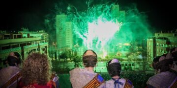 Torrent enciende la mecha de las Fallas 2025 con un homenaje y reconocimiento a la pirotecnia y un castillo de altura