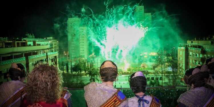 Torrent enciende la mecha de las Fallas 2025 con un homenaje y reconocimiento a la pirotecnia y un castillo de altura 1 Torrent enciende la mecha de las Fallas 2025 con un homenaje y reconocimiento a la pirotecnia y un castillo de altura
