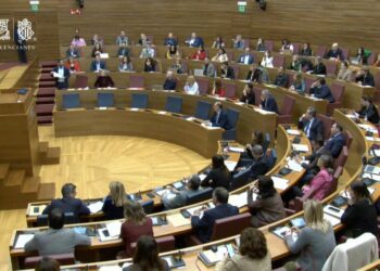 Polémica en Les Corts: el intento fallido de tumbar a Mazón acaba en un lío con la votación