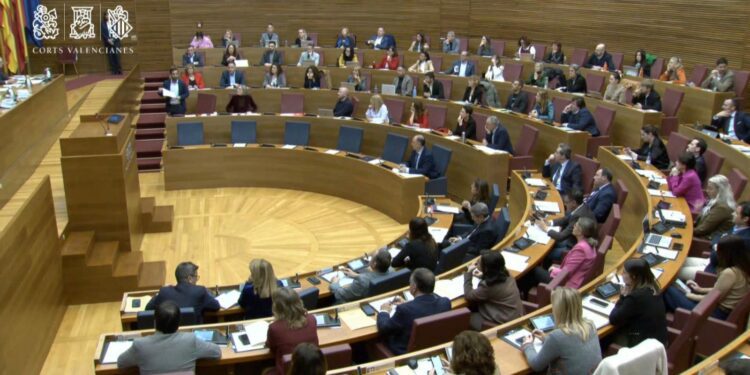 Polémica en Les Corts: el intento fallido de tumbar a Mazón acaba en un lío con la votación 1 Polémica en Les Corts: el intento fallido de tumbar a Mazón acaba en un lío con la votación