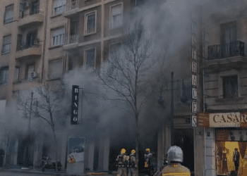 El incendio de un Bingo desaloja a los vecinos de los edificios y se corta la Calle Pintor Benedito