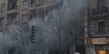 El incendio de un Bingo desaloja a los vecinos de los edificios y se corta la Calle Pintor Benedito